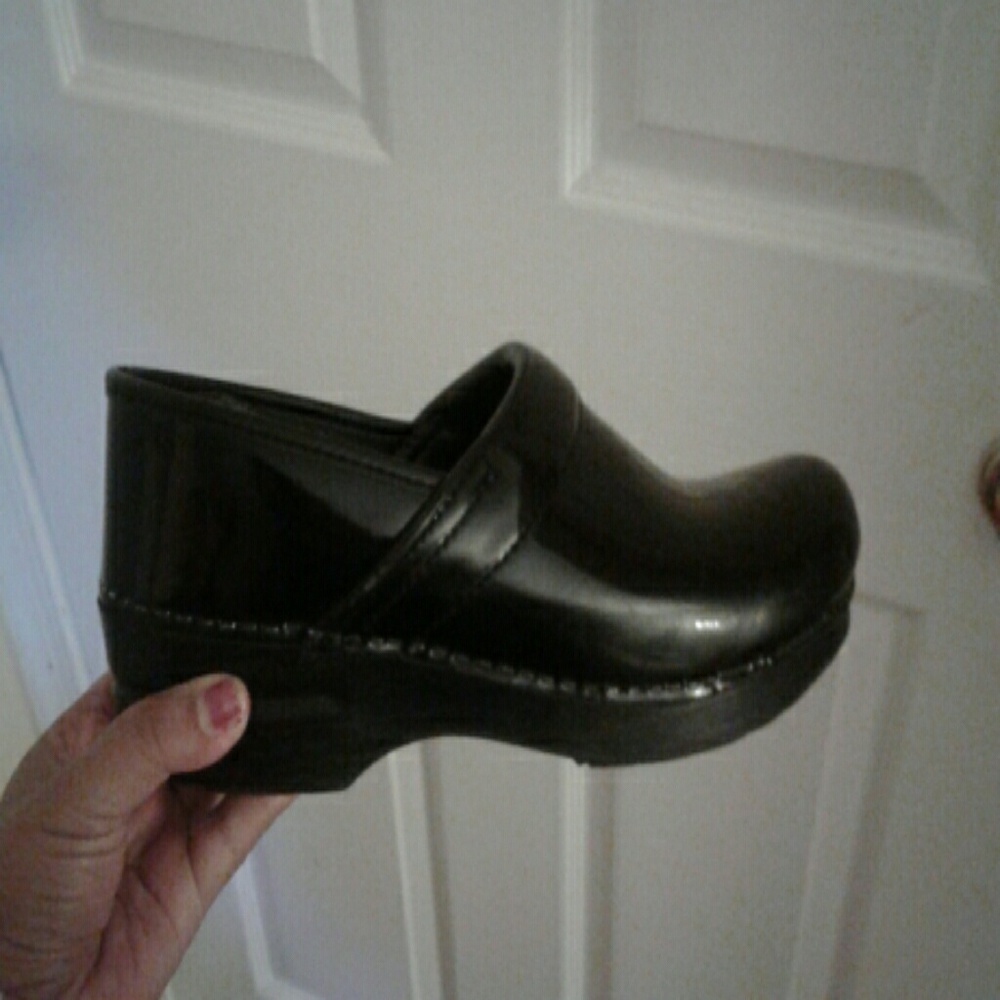 Patent leather Danskos
